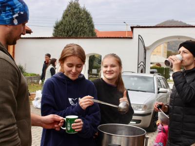 Ako sme pomáhali na kostolnom a farskom dvore..., foto 10 z 22